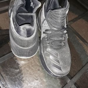 Adidas- Dame 3 size 6